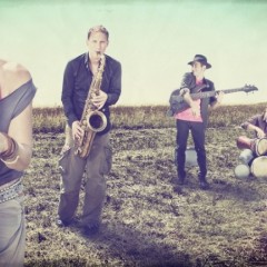 Zwei Saxophone brillieren über fetten Beats.