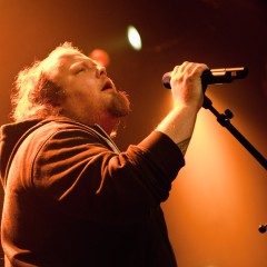 Sänger, Gitarrist, Songwriter.