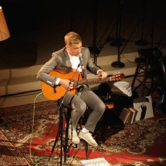 Und mit Gitarre.