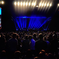 Vor Showbeginn mixt ein DJ die größten McCartney-Klassiker mit Elektro. Samt bunten Lifasssäulen mit alten Beatles-Szenen auf den Leinwänden.