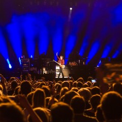 Der erfolgreichste Songwriter der Popgeschichte begrüßt seine Fans mit der gewohnten Mischung aus britischer Anmut und lockerem Humor.