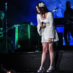 Trotz teils vornehmer Zurückhaltung setzt Lana auf den Kontakt mit ihren Fans …