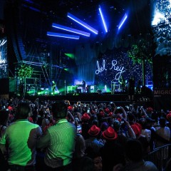 Lana-Time! Die Bühne erstrahlt im Neonlicht …