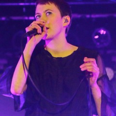 Eva Milner am Mikro.