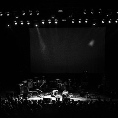 Silver Mt. Zion-Geigerin Jessica Moss eröffnet.