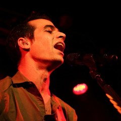 Aviv Geffen schmeißt die Show auch allein.