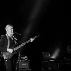 Nick Beggs am Bass.