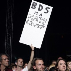 Protest gegen die Young Fathers.