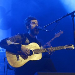 ... Devendra Banhart mit der Akustischen.
