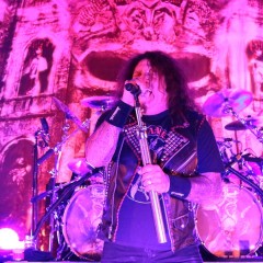 Frontindianer Chuck Billy.