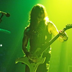 Rob Cavestany an der Leadgitarre. 
