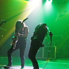 The guitar slinger and the headless singer: Rob und Mark.