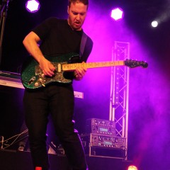 Soords Sidekick an der Gitarre ergänzt die Band Live zum Quintett. 