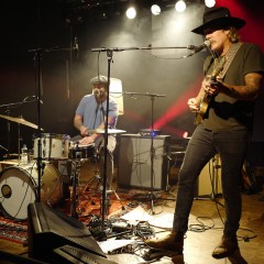 Sein Drummer griff gelegentlich auch zu Gitarre und Mundharmonika.