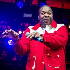 Busta Rhymes spielt Luftklavier.