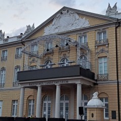 Vor dem Karlsruher Schloss.