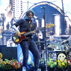 Der Bassist basst auf.