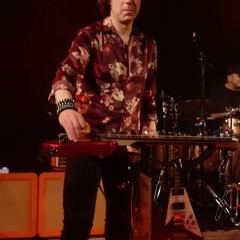 Auch sein Zwillingsgitarrist Mark Abrahams zeigt im Freiburger Jazzhaus seine Saitenspielkünste.