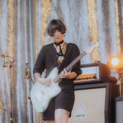 An der Gitarre.