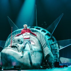 MGK.