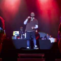 Sean Paul und Tänzerinnen.