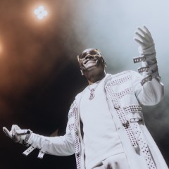 Akon.