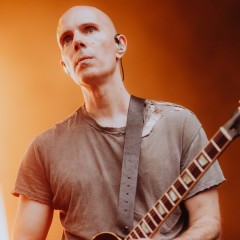 Billy Howerdel.