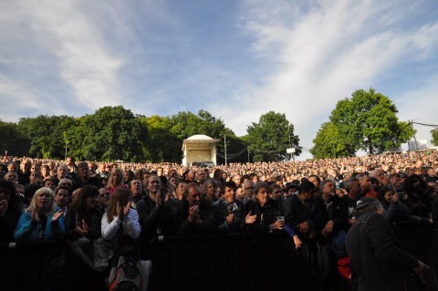 Nachdem es zuvor tagelang geschüttet hatte, kam nach dem Opener Thin Lizzy endlich die Sonne zum Vorschein.