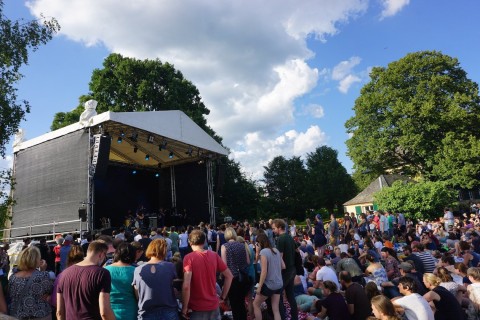 Das Heimspiel eröffnet bei perfektem Festival-Wetter. 