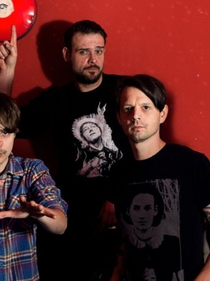 Love A: Neuer Clip regt zum Nachdenken an