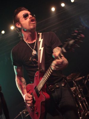Schuh-Plattler: Festivals laden Eagles Of Death Metal aus