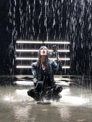 IAMX: Videopremiere zu "Mile Deep Hollow"