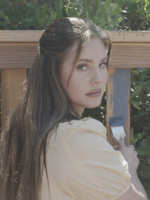Lana Del Rey-Song: "White Feather Hawk Tail Deer Hunter"