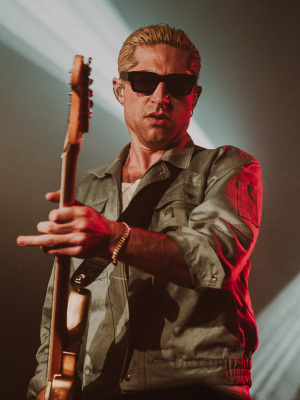 Fotos/Review: QOTSA-Bassist GLU live in Berlin